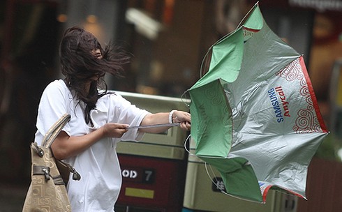 Hình ảnh bão Utor tiến vào Hồng Kông, nam Trung Quốc - ảnh 9