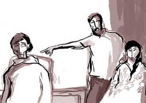 Ngược đãi kỳ dị: tát vợ khi ngủ, bắt con gái cởi trần ăn phân - ảnh 1