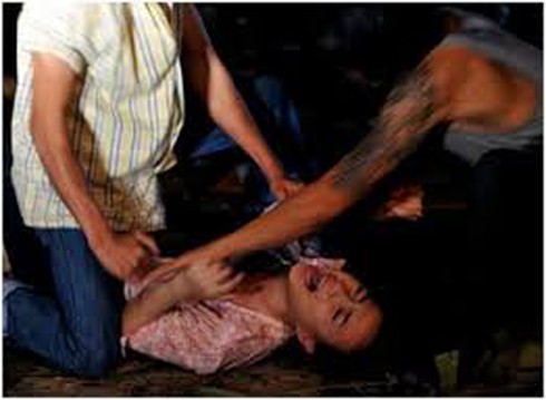 Giở trò bỉ ổi còn dọa cho cả nhóm người vào cưỡng hiếp - ảnh 1