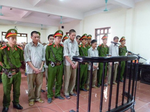 Vụ “quan tài diễu phố”: 6 bị cáo đồng ý bồi thường 240 triệu đồng - ảnh 1