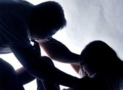 Dâm tặc chui vào gầm giường đợi nửa đêm