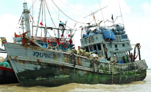 Cà Mau: Báo động tàu cá bị