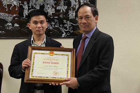 Lãnh đạo Bộ Ngoại giao sang Mỹ trao bằng khen cho anh Trần Thắng.