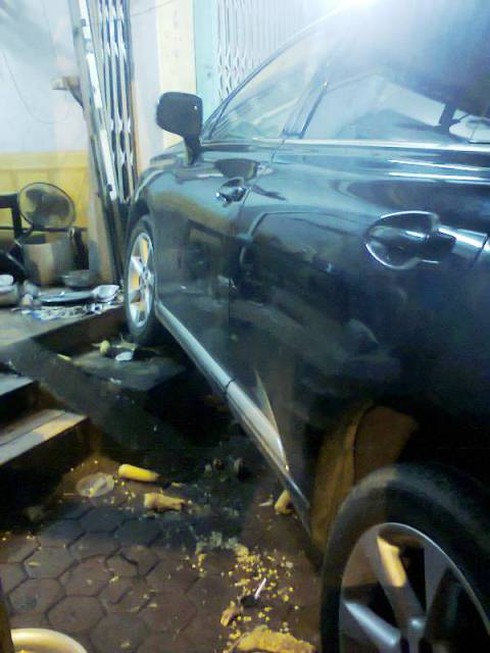 Xế hộp lao vào quán phở, chủ quán bỏng nặng - ảnh 2