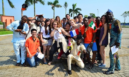 Bỏ trăm triệu đến VN học lấy bằng chính quy - ảnh 1