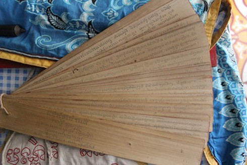 Chữ cổ của người Khmer trên lá buông - ảnh 1