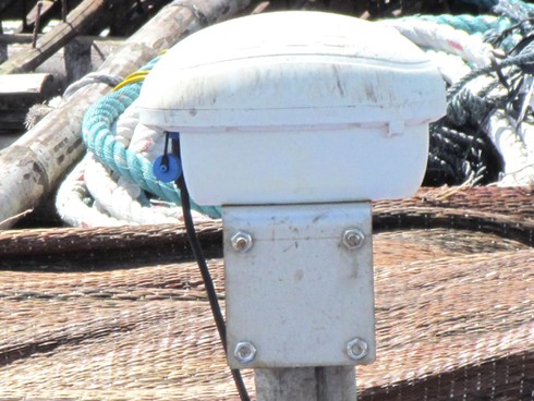 Ngư dân xem thiết bị kết nối vệ tinh như