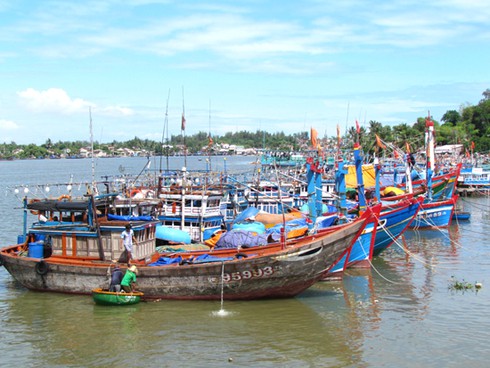 Ngư dân xem thiết bị kết nối vệ tinh như