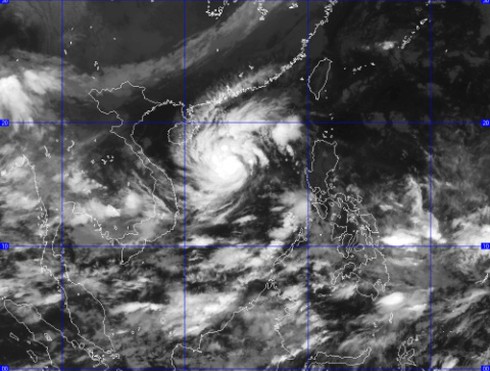 Tin bão số 10 mới nhất chiều 28/9: Tiến về vùng biển Quảng Bình - Quảng Ngãi - ảnh 1