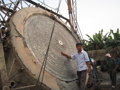 Cận cảnh đúc trống đồng thủ công lớn nhất thế giới - ảnh 6