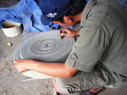 Cận cảnh đúc trống đồng thủ công lớn nhất thế giới - ảnh 1