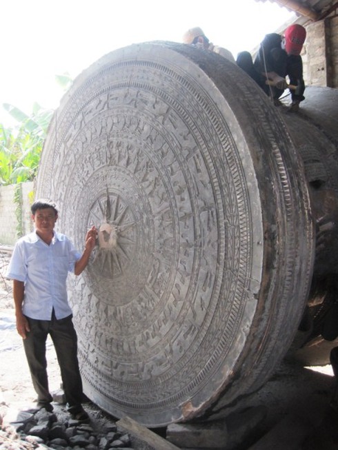 Cận cảnh đúc trống đồng thủ công lớn nhất thế giới - ảnh 7