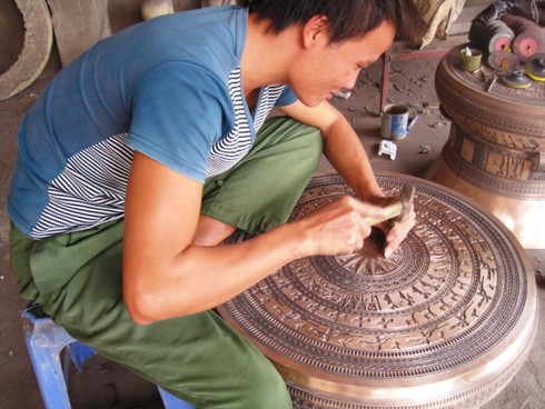 Cận cảnh đúc trống đồng thủ công lớn nhất thế giới - ảnh 9