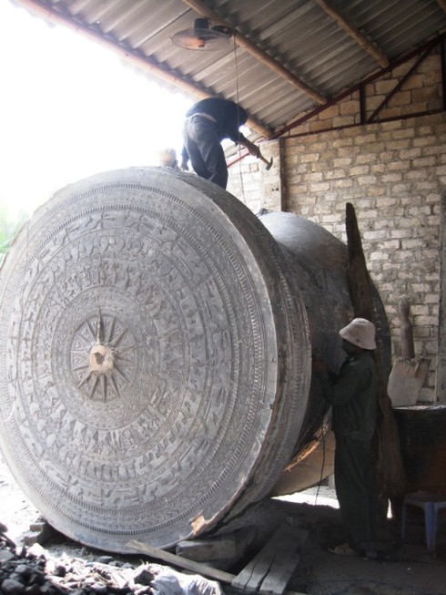 Cận cảnh đúc trống đồng thủ công lớn nhất thế giới - ảnh 10