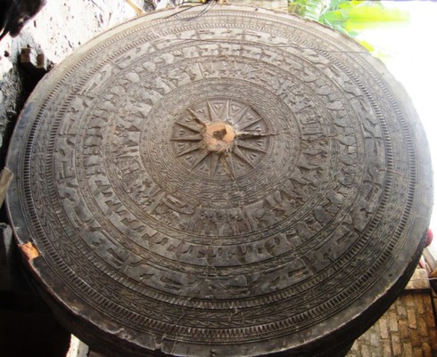 Cận cảnh đúc trống đồng thủ công lớn nhất thế giới - ảnh 13