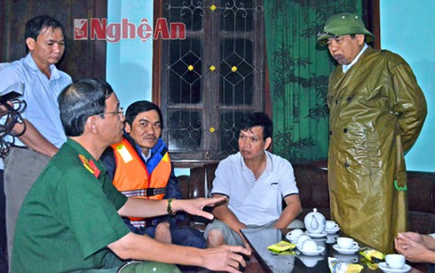 Nghệ An: Ô tô tiếp tế của Sở Công thương bị lũ cuốn trôi - ảnh 1