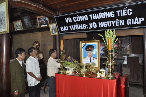 Đông đảo người dân từ các nơi đã đến thắp hương tại nhà lưu niệm dù tang lễ chưa được tổ chức
