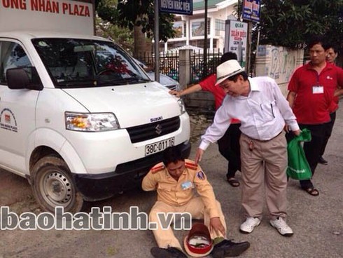 Từ chối kiểm tra, giám đốc lao thẳng ô tô tải vào CSGT - ảnh 1