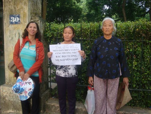 Hà Nội: Người dân vẫn mong mỏi vào viếng Đại tướng - ảnh 4