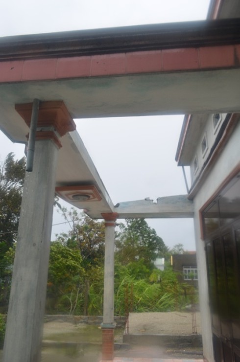 Quảng Nam: Bão số 11 làm tê liệt nhiều tuyến đường, tốc mái nhà dân - ảnh 5