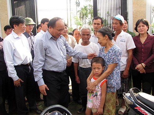 Phó Thủ tướng Nguyễn Xuân Phúc thăm và tặng quà cho người dân bị thiệt hại ở huyện Đại Lộc. Ảnh: NGUYỄN DƯƠNG