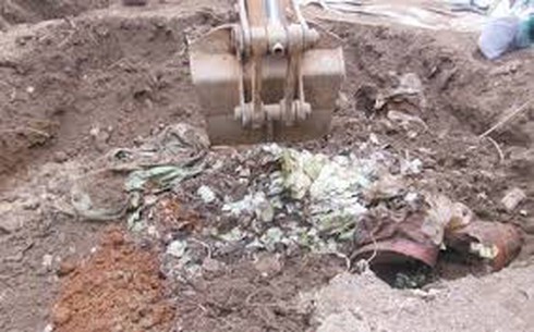 Vụ chôn hóa chất nguy hại: Dừng khai quật vì... thiếu tiền! - ảnh 1