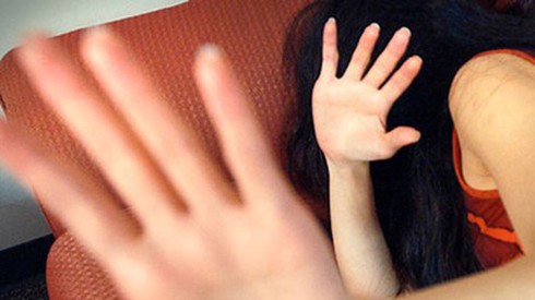 Căm phẫn bị bạn trai cưỡng bức ngay trên đường - ảnh 1