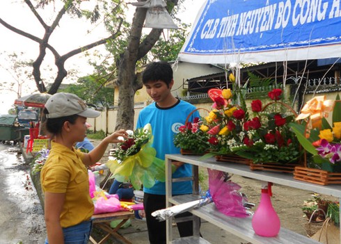 Dịp 20/11: Sinh viên Đà Nẵng bán hoa gây quỹ từ thiện - ảnh 2
