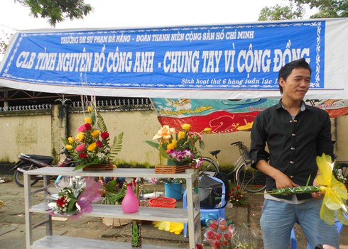 Dịp 20/11: Sinh viên Đà Nẵng bán hoa gây quỹ từ thiện - ảnh 1