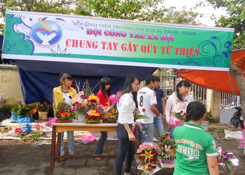 Dịp 20/11: Sinh viên Đà Nẵng bán hoa gây quỹ từ thiện - ảnh 3