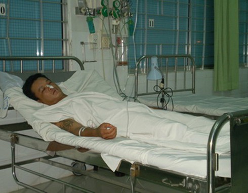 Kinh hoàng đâm chém ngay đối diện cổng cấp cứu bệnh viện - ảnh 2