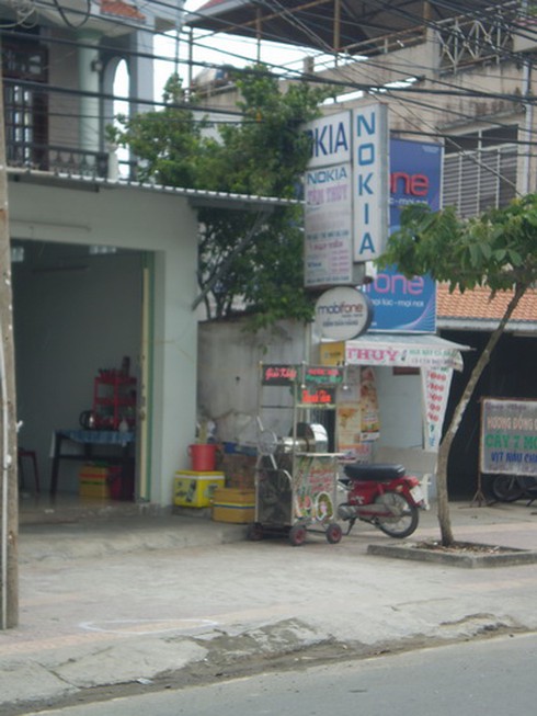 Kinh hoàng đâm chém ngay đối diện cổng cấp cứu bệnh viện - ảnh 1