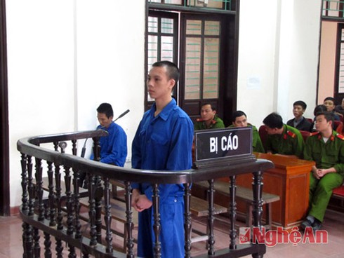 Bắt giữ, đe dọa giết bé gái để...