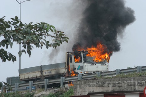 Xe tải bốc cháy ngùn ngụt trên đường vành đai 3 - ảnh 1