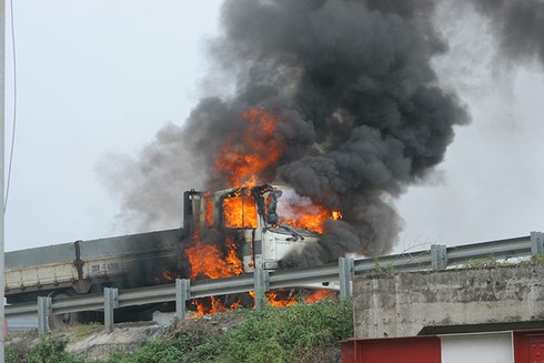 Xe tải bốc cháy ngùn ngụt trên đường vành đai 3 - ảnh 2
