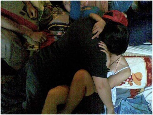 2 tên côn đồ xin bao cao su để hiếp dâm cô gái - ảnh 1