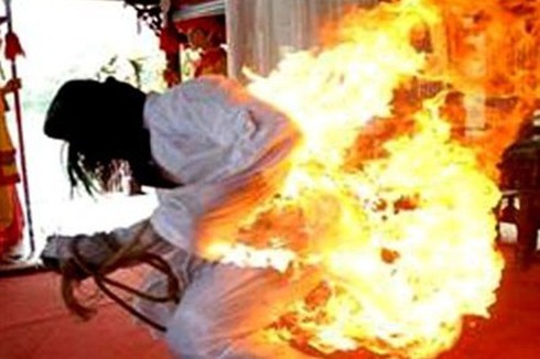 Tự thiêu mất mạng vì tức giận chồng hờ - ảnh 1