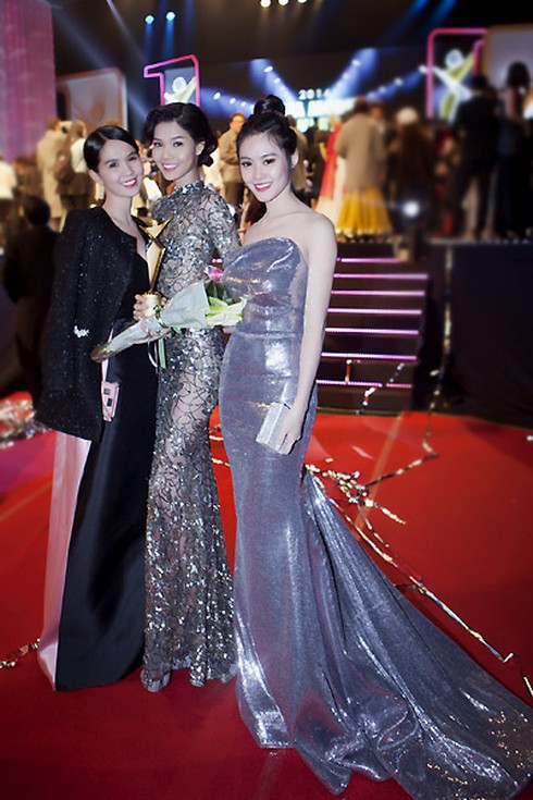 Ngọc Trinh khoe sắc bên diễn viên 'Người thừa kế' - ảnh 4