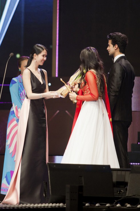 Ngọc Trinh khoe sắc bên diễn viên 'Người thừa kế' - ảnh 6