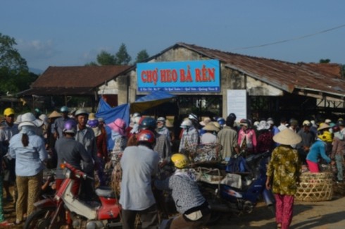 Đi chợ ẵm heo lấy hên - ảnh 1