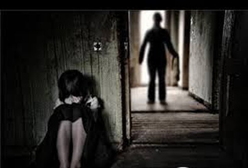 Thấy mẹ bé gái 8 tuổi đi chơi tối liền lẻn sang... - ảnh 1