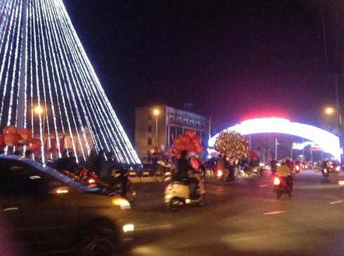 Không khí đón giao thừa Giáp Ngọ 2014 - ảnh 57