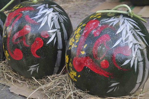 Dưa Mai An Tiêm viết chữ độc đáo ngày Tết - ảnh 1