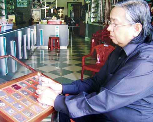 Nhà sưu tập… zippo giá tính bằng vàng - ảnh 2