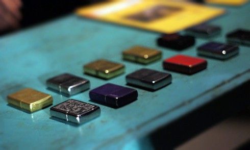 Nhà sưu tập… zippo giá tính bằng vàng - ảnh 1