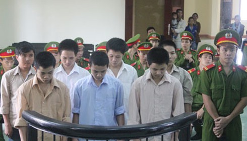 Đưa nữ sinh lớp 8 ra nhà hoang làm trò