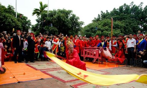 Rùng mình lễ hội chém lợn làng Ném Thượng - ảnh 1
