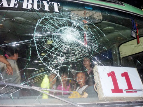 Chặn đầu, đập vỡ kính xe buýt vì... nghe bấm còi - ảnh 1