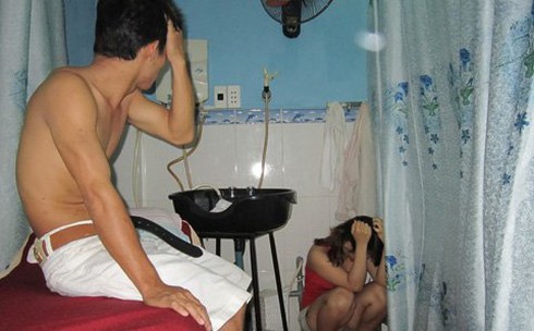 Phá tiệm hớt tóc kích dục giá 100 ngàn đồng/lượt - ảnh 1