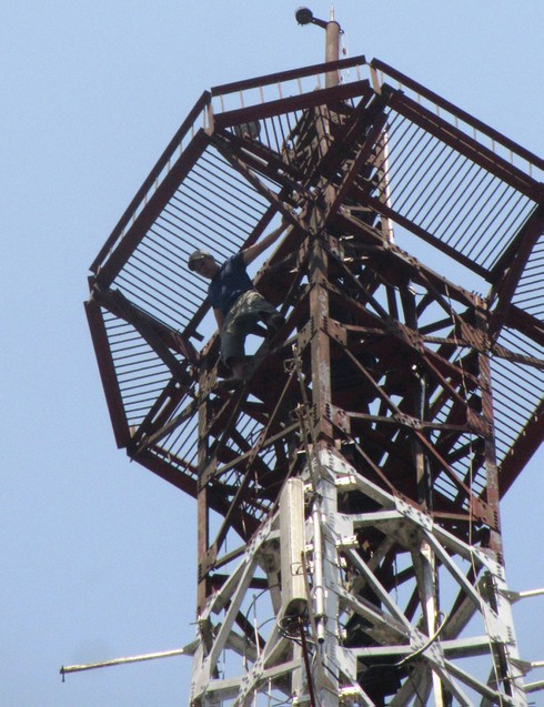 Giận vợ, trèo lên tháp bưu điện cao 100m định tự tử - ảnh 1